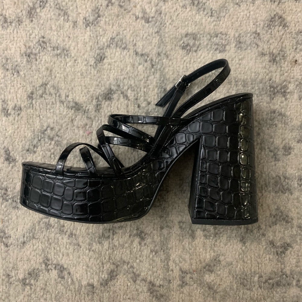 STEVE MADDEN croc embossed platform sandals